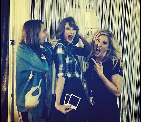 Taylor Swift s'est fait couper les cheveux en présence de Cara Delevingne et Ellie Goulding, en février 2014.