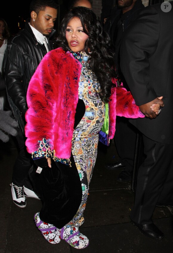 Lil'Kim enceinte (qui porte des chaussons "Hello Kitty") arrive au défilé "The Blonds" lors de la fashion week de New York, le 12 février 2014.