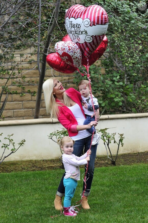 L'actrice Tori Spelling et de deux ses enfants, prêts pour la Saint Valentin, à Los Angeles, le 13 février 2014.