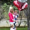 Tori Spelling et de deux ses enfants, prêts pour la Saint Valentin, à Los Angeles, le 13 février 2014.
