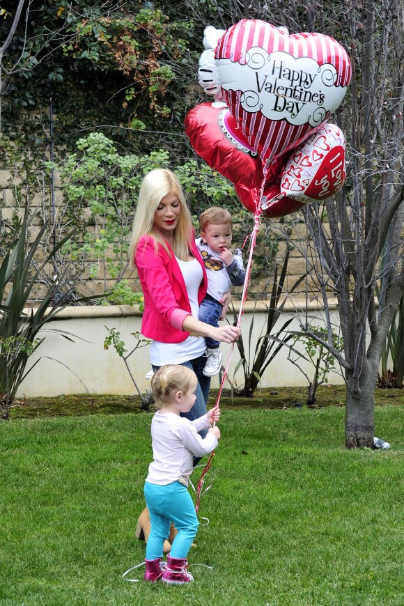 Tori Spelling et de deux ses enfants, prêts pour la Saint Valentin, à Los Angeles, le 13 février 2014.