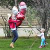 Tori Spelling et de deux ses enfants, prêts pour la Saint Valentin, à Los Angeles, le 13 février 2014.