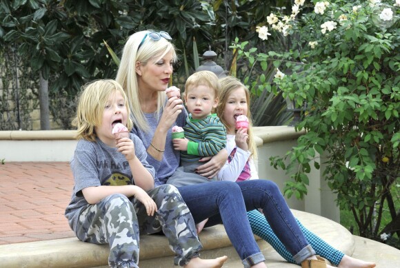 Tori Spelling et ses enfants Liam McDermott, Stella McDermott et Finn McDermott à Thousand Oaks, Los Angeles, le 14 janvier 2014.