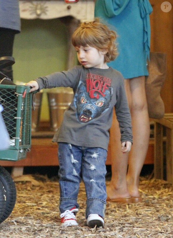 Christina Aguilera, son fils Max et son amoureux Matt Rutler, se baladent à West Hollywood avant Halloween. Octobre 2011