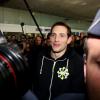 Renaud Lavillenie lors de son arrivée à l'aéroport Paris-Charles de Gaulle après son record du monde du saut à la perche (6,16 m) établi la veille à Donetsk, le 16 février 2014 à Paris