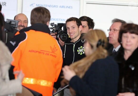 Renaud Lavillenie lors de son arrivée à l'aéroport Paris-Charles de Gaulle le 16 février 2014 après son record du monde du saut à la perche (6,16 m) établi la veille à Donetsk