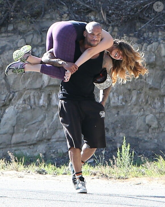Kelly Brook et son petit ami David McIntosh se baladent le long du réservoir à Hollywood. Le 13 février 2014