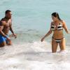 Kelly Brook et son petit ami David McIntosh passent un agréable moment sur la plage à Miami, le 3 février 2014