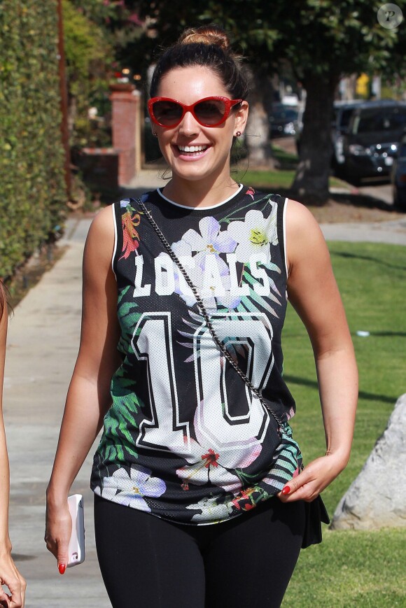 Kelly Brook se promène avec une amie à Los Angeles, le 16 février 2014.