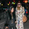 Khloé et Kourtney Kardashian à l'aéroport JFK, s'apprêtent à quitter New York. Le 17 février 2013.