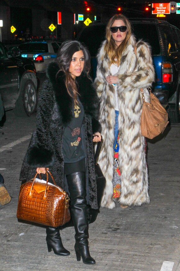 Khloé et Kourtney Kardashian à l'aéroport JFK, s'apprêtent à quitter New York. Le 17 février 2013.