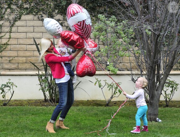 Tori Spelling et de deux ses enfants, prêts pour la Saint Valentin, à Los Angeles, le 13 février 2014.