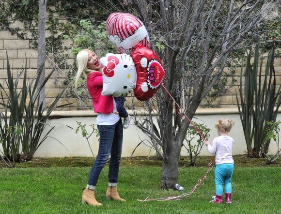 Tori Spelling et de deux ses enfants, prêts pour la Saint Valentin, à Los Angeles, le 13 février 2014.