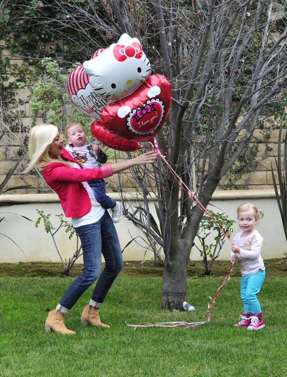 Tori Spelling et de deux ses enfants, prêts pour la Saint Valentin, à Los Angeles, le 13 février 2014.