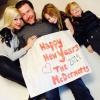 Tori Spelling pose avec son mari Dean McDermott et leurs enfants Liam et Stella, le 31 décembre 2013.