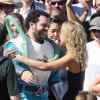 Josh Gad embrasse Kate Hudson au dernier jour d'un tournage à Los Angeles en septembre 2013