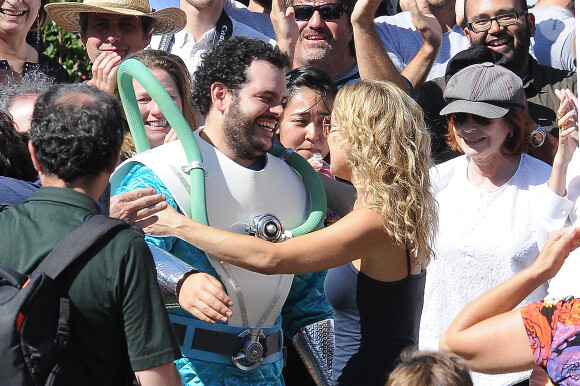 Josh Gad embrasse Kate Hudson au dernier jour d'un tournage à Los Angeles en septembre 2013