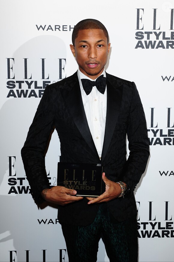 Pharrell Williams et son trophée lors des ELLE Style Awards au One Embankment. Londres, le 18 février 2014.