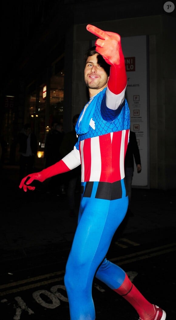 Olivier Giroud à la sortie du Chinawhites Nightclub après la soirée Arsenal Fancy Dress Christmas Party à London, le 19 décembre 2013