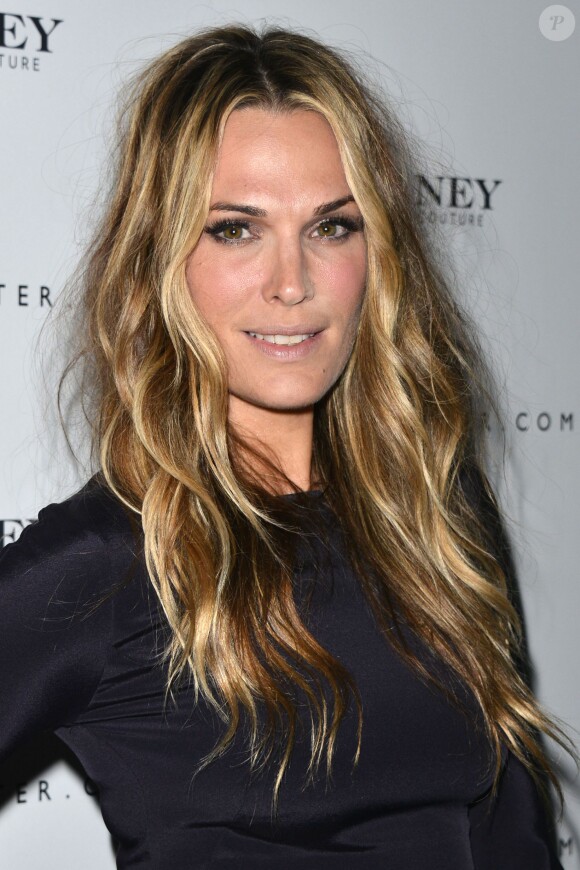 Molly Sims, blonde, arrive à la soirée Net-A-Porter à Los Angeles le 1er février 2014