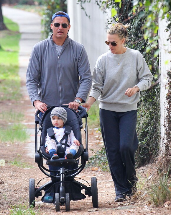 Molly Sims et son mari Scott Stuber sont allés jouer au parc de Cold Water Canyon avec leur fils Brooks à Beverly Hills. Le 26 janvier 2014