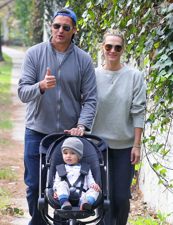 Molly Sims et son mari Scott Stuber sont allés jouer au parc de Cold Water Canyon avec leur fils Brooks à Beverly Hills. Le 26 janvier 2014