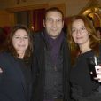 Zinedine Soualem et des amies lors de la générale de la pièce "Edith S." au théâtre Déjazet à Paris le 03 février 2014