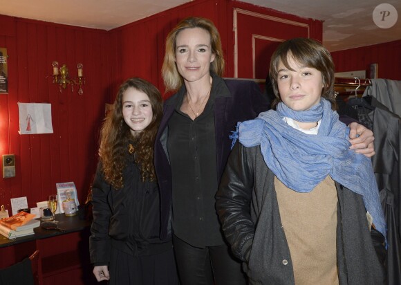 Géraldine Danon avec son fils Loup et une de ses amies, Chiara lors de la générale de la pièce "Edith S." au théâtre Déjazet à Paris le 03 février 2014