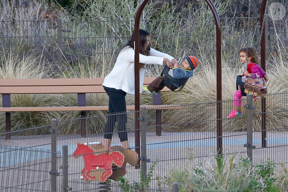 Camila Alves s'amuse avec le petit Livingston face à Vida dans un parc de Los Angeles, le 19 février 2014.