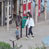 Camila Alves et ses enfants Levi, Vida et le petit Livingston s'amusent dans un parc de Los Angeles, le 19 février 2014.