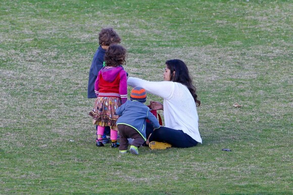 Camila Alves et ses enfants Levi, Vida et le petit Livingston s'amusent dans un parc de Los Angeles, le 19 février 2014.