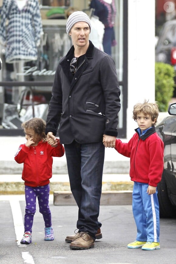 Matthew McConaughey emmène ses deux aînés au cinéma, Los Angeles, le 18 février 2014.