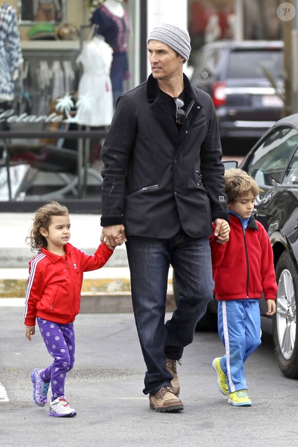 Please hide the children's faces prior to the publication - Exclusive - Matthew McConaughey is on daddy duty and takes his kids Levi and Vida to the movie theaters to watch the new "Lego Movie". The handsome actor bundled up in a beanie and jacket, while his kids matched in red. Los Angeles, CA, USA, February 18, 2014. Photo by GSI/ABACAPRESS.COM19/02/2014 - Los Angeles