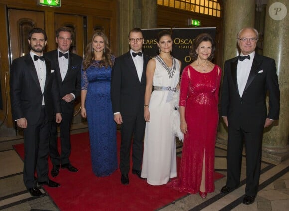 La princesse Victoria, le prince Daniel, la princesse Madeleine (enceinte), Christopher O'Neill, le prince Carl Philip, la reine Silvia et le roi Carl Gustav lors de l'anniversaire de la reine Silvia à Stockholm en Suède, le 19 décembre 2013.