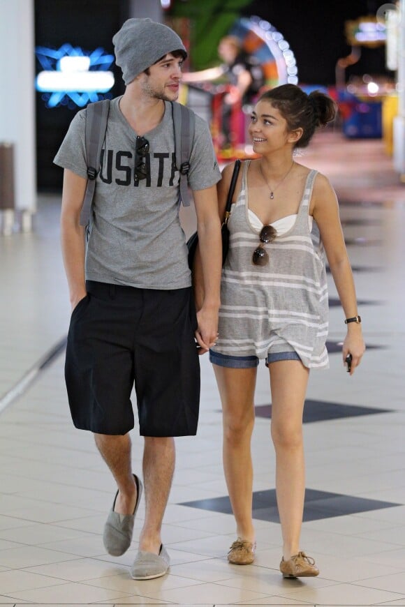 Sarah Hyland et son copain Matt Prokop au centre commercial Paddy's Market à Sydney, Australie, le 19 février 2014.