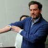 Christopher O'Neill exhibant l'empreinte de pied de sa fille... Le mari de la princesse Madeleine de Suède, s'est présenté devant la presse le 21 février 2014 au Presbyterian Weill Cornell Medical Center de New York, au lendemain de la naissance de leur bébé la veille au soir, à 22h41. Précisant qu'elle pesait 3,150 kilos et mesurait 50 cm.