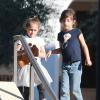 Exclusif - Les enfants de Jennifer Lopez, Max et Emme Muniz, s'amusent avec des amis lors de leur visite à la bibliothèque de Calabasas, Le 21 février 2014.