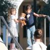Exclusif - Les enfants de Jennifer Lopez, Max et Emme Muniz, s'amusent avec des amis lors de leur visite à la bibliothèque de Calabasas, Le 21 février 2014.