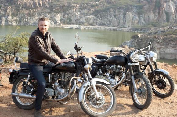 Le présentateur Denis Brogniart sur le tournage d'Automoto en Inde. Diffusion le dimanche 23 février 2014 à 10h10 sur TF1.