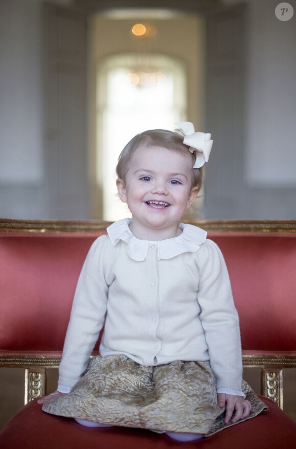 La princesse Estelle de Suède, fille de la princesse Victoria et du prince Daniel, posant pour l'une des photos officielles publiées pour ses 2 ans, le 23 février 2014.