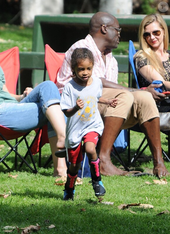 Seal regarde ses enfants Leni, Henry, Johan et Lou jouer au football à Brentwood, Le 22 février 2014.