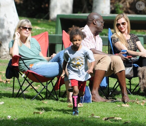 Seal regarde ses enfants Leni, Henry, Johan et Lou jouer au football à Brentwood, Le 22 février 2014.