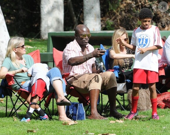 Seal regarde ses enfants Leni, Henry, Johan et Lou jouer au football à Brentwood, Le 22 février 2014.