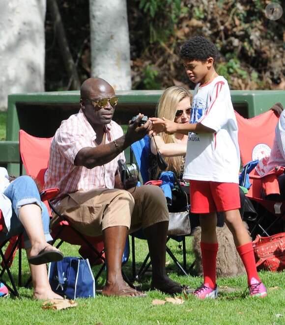 Seal regarde ses enfants Leni, Henry, Johan et Lou jouer au football à Brentwood, Le 22 février 2014.