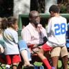 Seal regarde ses enfants Leni, Henry, Johan et Lou jouer au football à Brentwood, Le 22 février 2014.