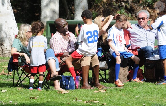 Seal regarde ses enfants Leni, Henry, Johan et Lou jouer au football à Brentwood, Le 22 février 2014.