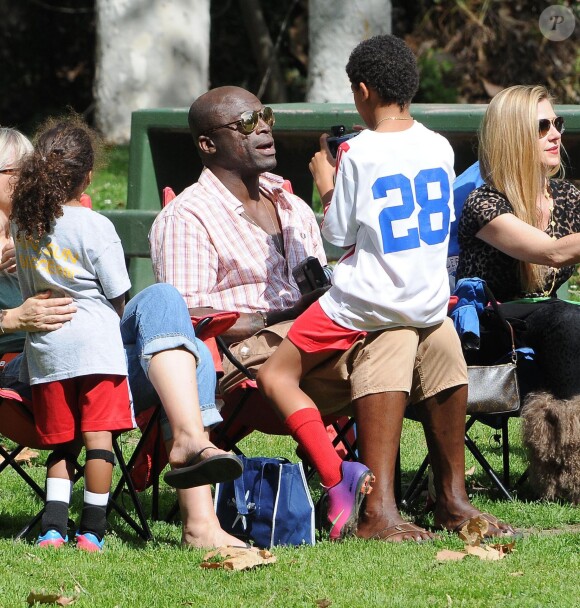 Seal regarde ses enfants Leni, Henry, Johan et Lou jouer au football à Brentwood, Le 22 février 2014.