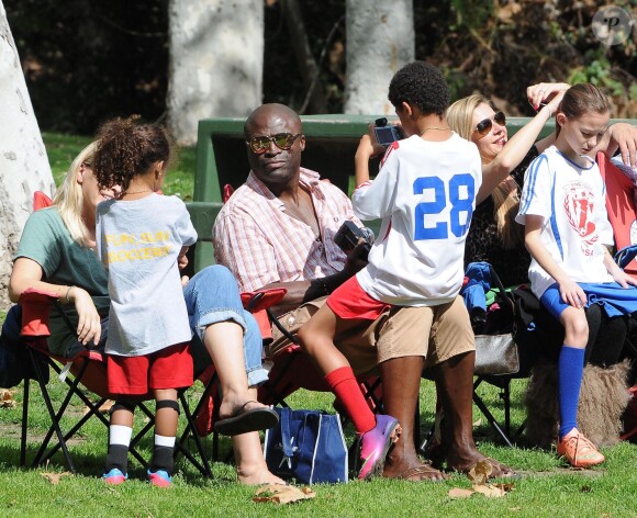 Seal regarde ses enfants Leni, Henry, Johan et Lou jouer au football à Brentwood, Le 22 février 2014.