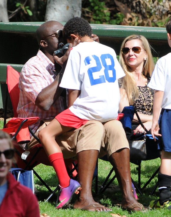 Seal regarde ses enfants Leni, Henry, Johan et Lou jouer au football à Brentwood, Le 22 février 2014.
