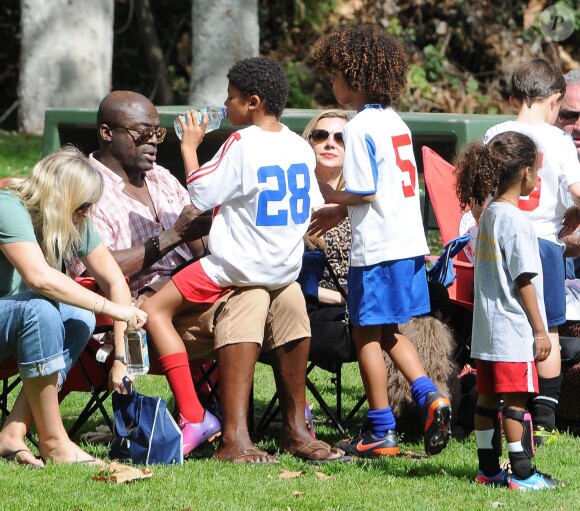 Seal regarde ses enfants Leni, Henry, Johan et Lou jouer au football à Brentwood, Le 22 février 2014.